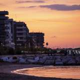 Concludiamo qui il nostro viaggio. Il sole sta tramontando e siamo davanti all�Adriatico, il tesoro pi� grande di questa citt�. Un mare che nel corso del tempo si � allontanato sempre pi� dai baresi, riuscendo per� a trovare qui, a San Girolamo, un rifugio sicuro
